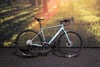 SMARAGDGREY/PRISM 56cm 2026