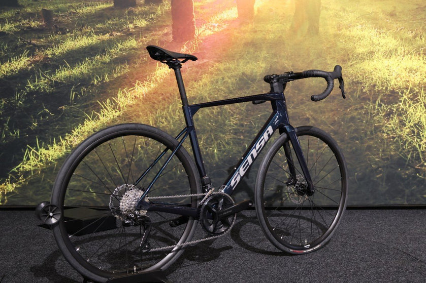 sensa carbon rennrad Giulia GF Di2 Special – Reinders Fietsen Formula 1 Collection. Formula 1 Collection: Gloves Color Frame:Coral White Board used for mostly